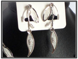 Boucles d'oreilles métal blanc et strass