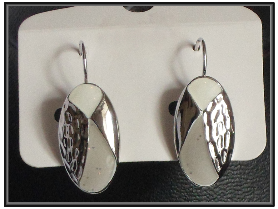 Boucles d'oreilles fantaisies argentés et motifs blanc