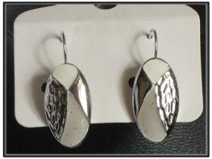 Boucles d'oreilles fantaisies argentés et motifs blanc