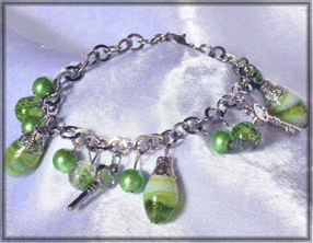 Bracelet en acier et perles vertes