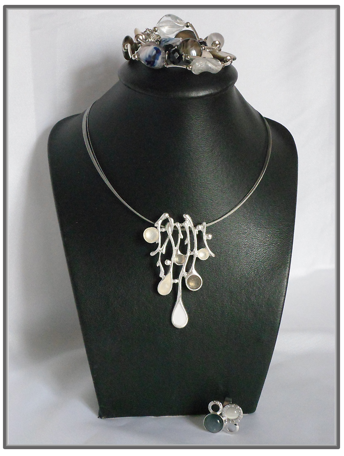 Collier fantaisie,argenté et blanc