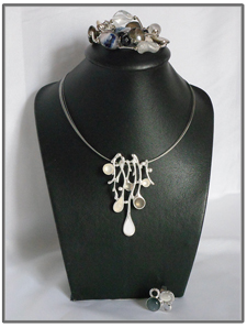 Collier fantaisie,argenté et blanc