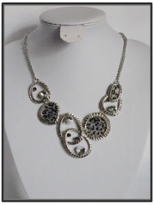 Collier fantaisie noir et blanc