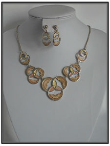 Collier fantaisie argenté et marron/beiges