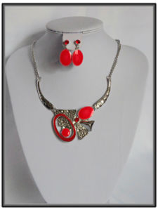 Collier fantaisie argenté et rouge