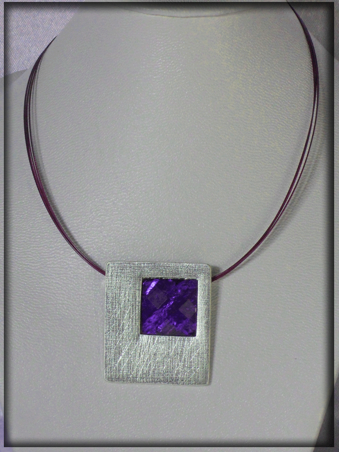 Collier violet