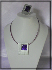 Collier violet