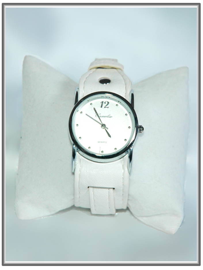 Montre femme au bracelet blanc