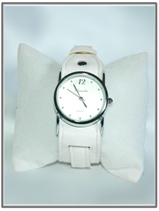 Montre femme au bracelet blanc