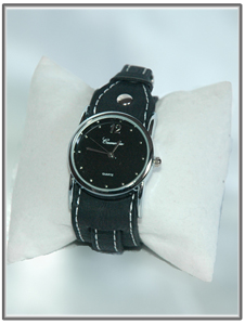 Montre femme au bracelet noir